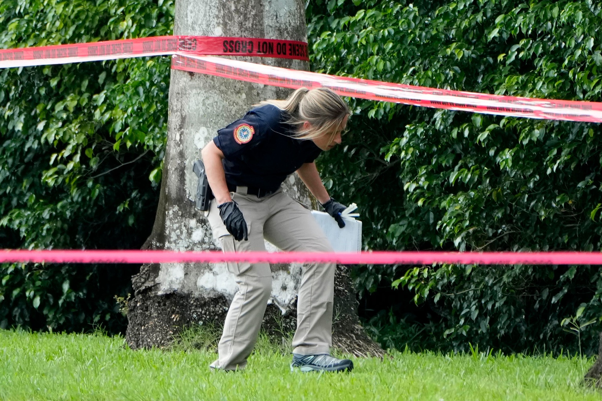 Law enforcement at the scene of the attempted assassination at Trump International Golf Club in West Palm Beach, Florida (Lynne Sladky/AP) 