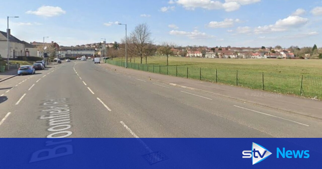 Girl, 8, taken to hospital after being struck by car in Glasgow | STV News