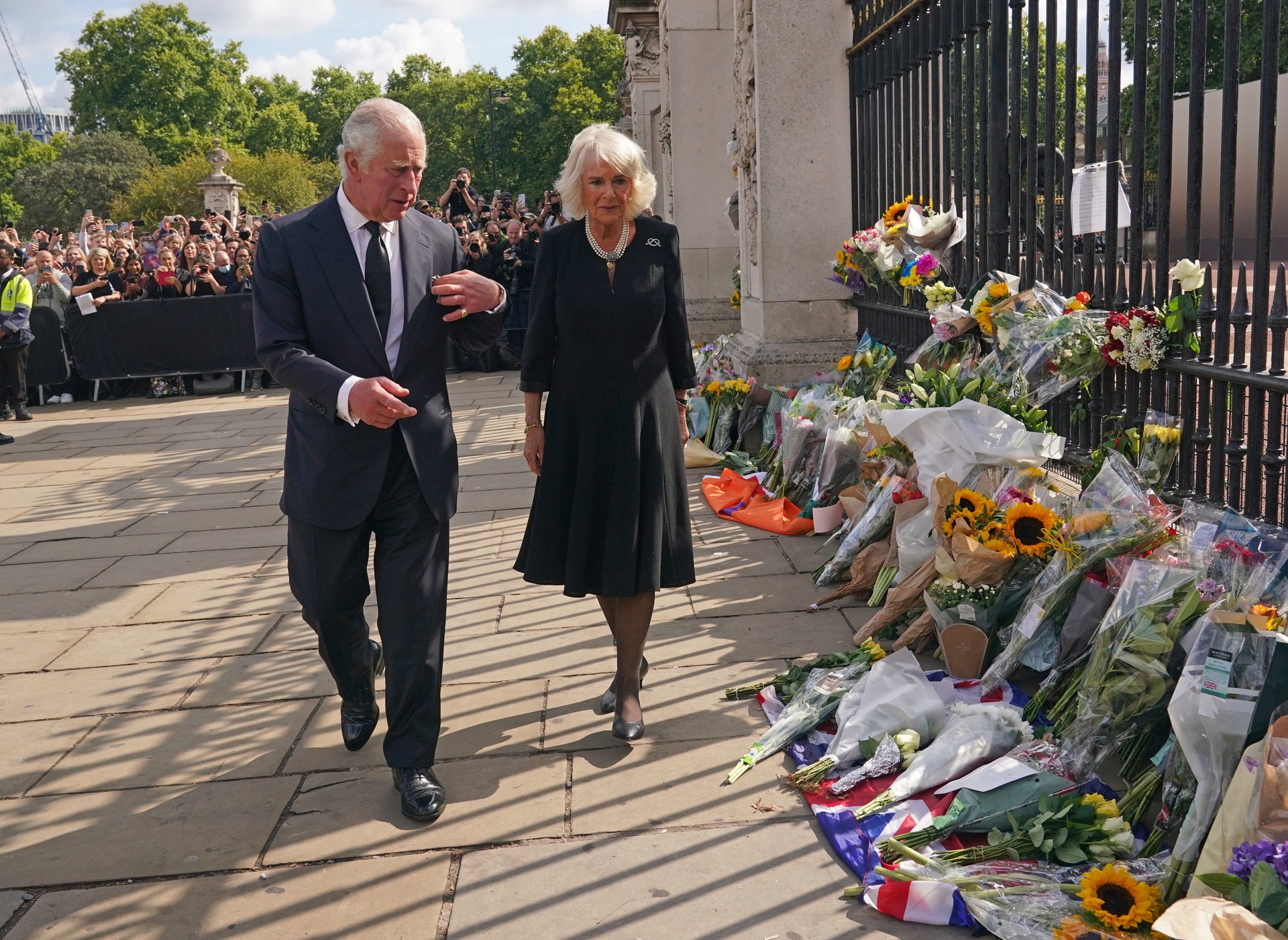 The King and Queen view floral tributes left outside Buckingham Palace the day after Queen Elizabeth II’s death (Yui Mok/PA). 