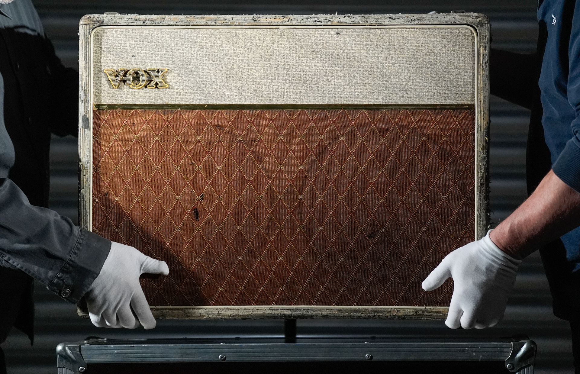 John Lennon's vox amp is expected to sell for between £100,000 and £200,000.