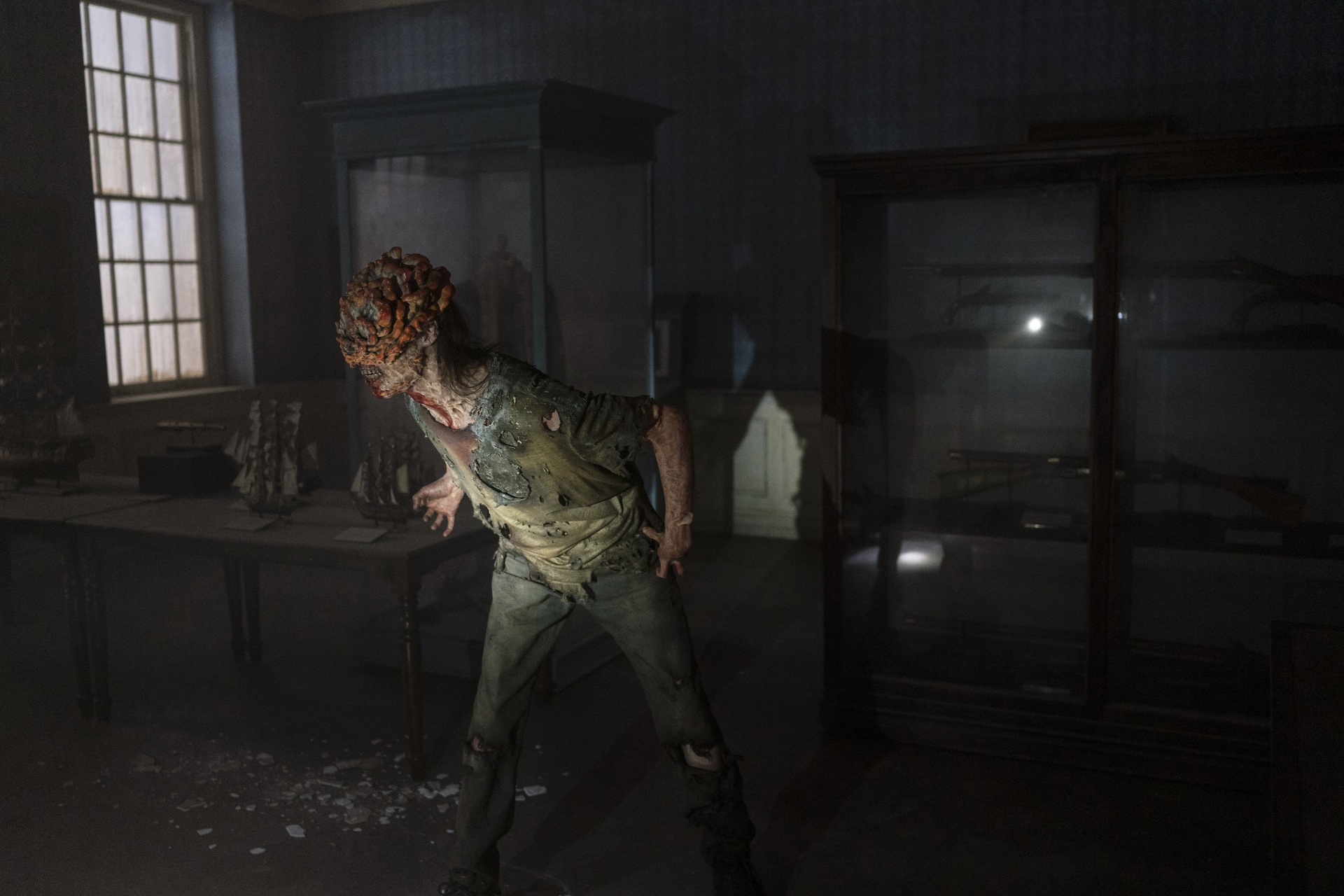 In The Last Of Us, the fungal infection causes its hosts to transform into zombie-like creatures.