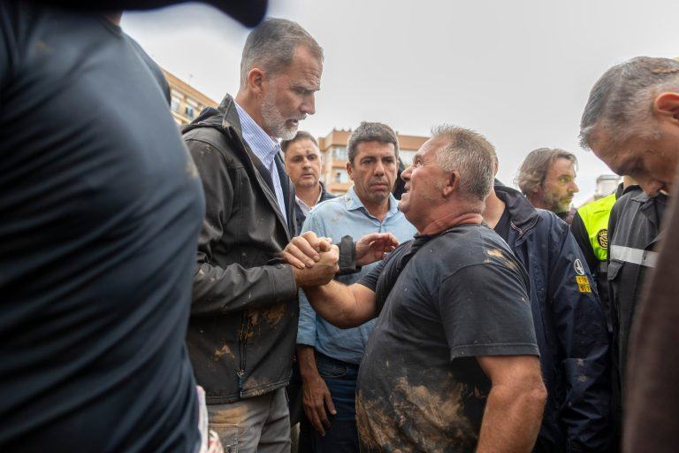 Angry flood survivors hurl mud and insults at Spain's King Felipe VI ...