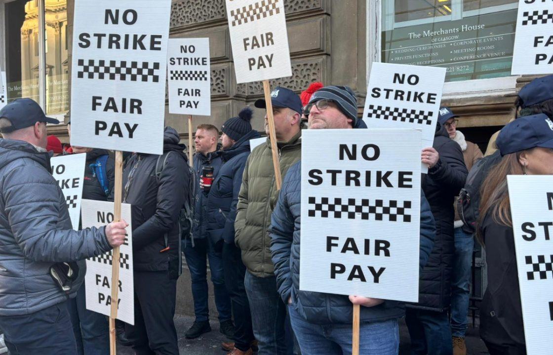 Police officers protest in Glasgow over pay as talks reach ‘crisis point’