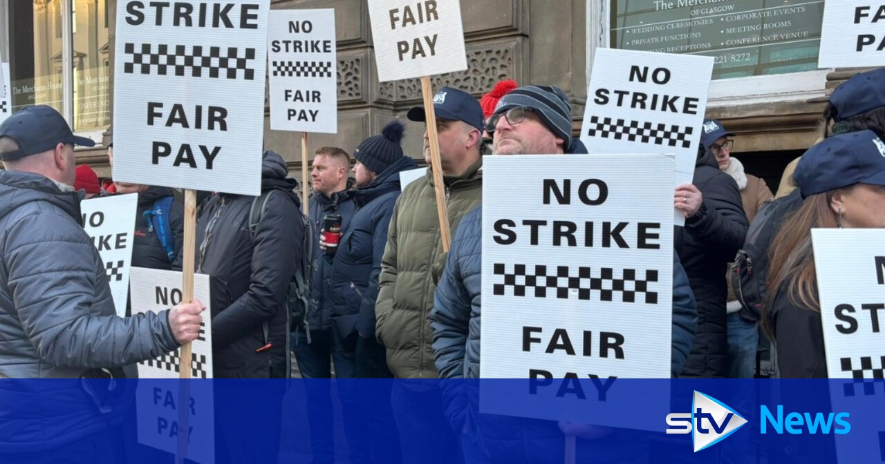 Police officers protest in Glasgow over pay as talks reach 'crisis ...