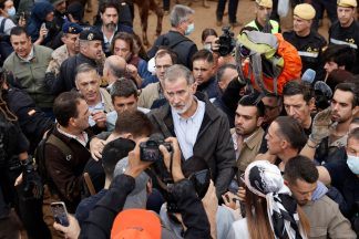 Angry flood survivors hurl mud and insults at Spain’s King Felipe VI during Valencia visit