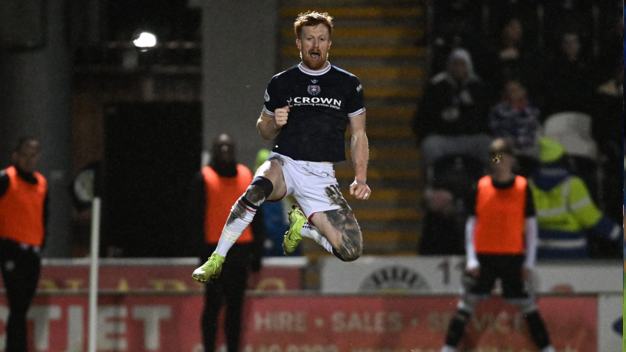 Simon Murray brace helps Dundee to much-needed victory against St Mirren