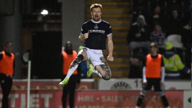 Simon Murray brace helps Dundee to much-needed victory against St Mirren