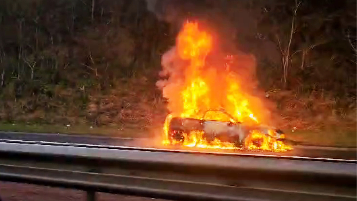 A vehicle on fire forced the M8 to be closed eastbound at rush hour on Wednesday morning.