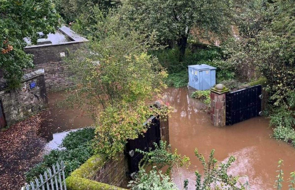 View of the floodgate on the southern edge of the North Inch - taken from Smeatons Bridge.