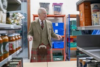 King meets refugees and nursery children on visit to Alloa community food bank