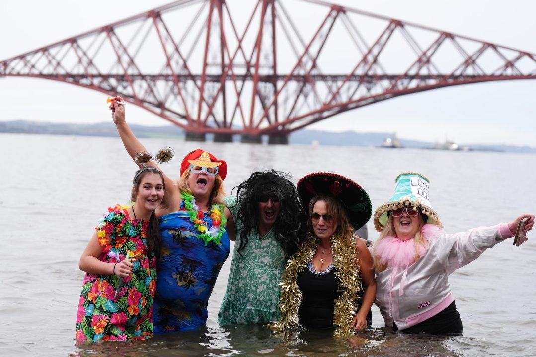 Thousands brave freezing Forth for annual Loony Dook | STV News