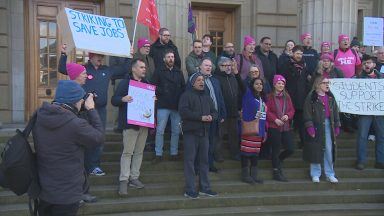 Dundee University staff begin three-week strike action