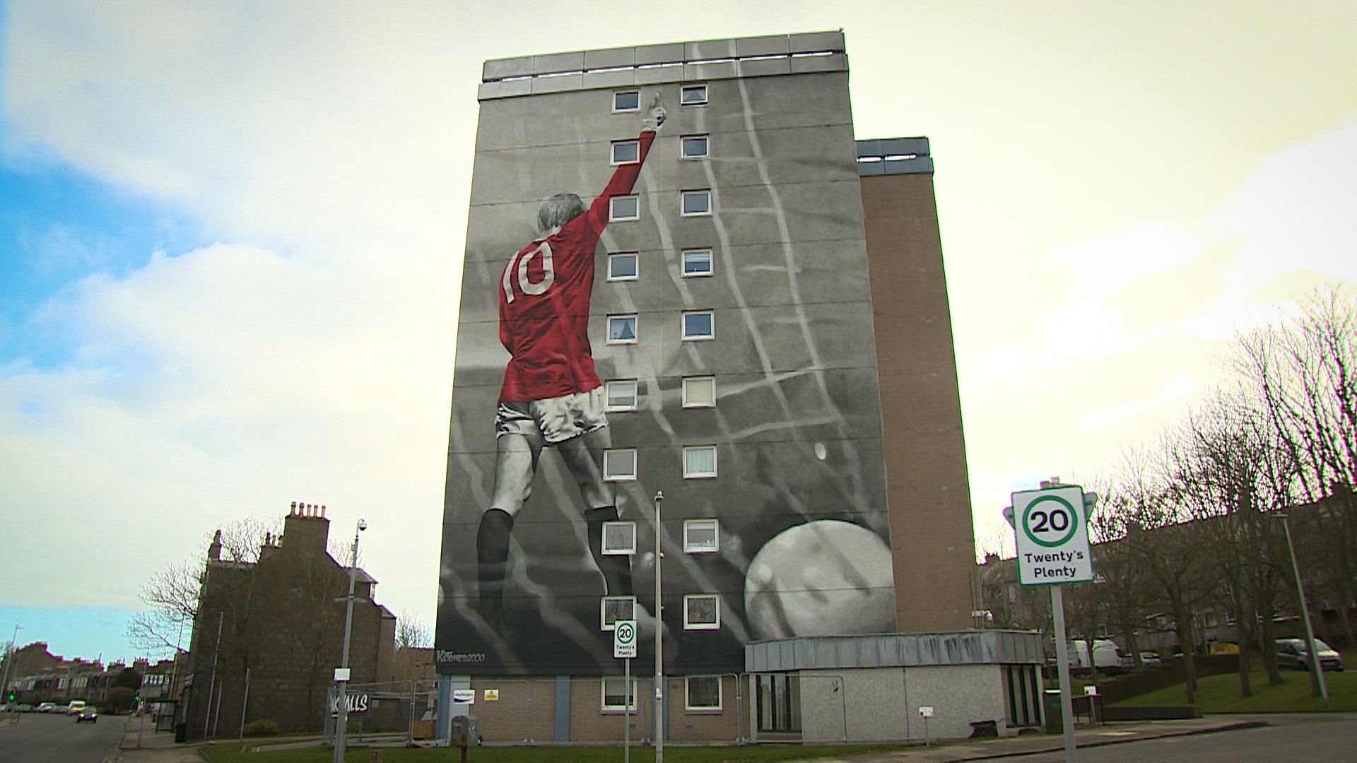 Two murals honouring Scots football legend Denis Law have been painted on a high-rise block in Aberdeen. 