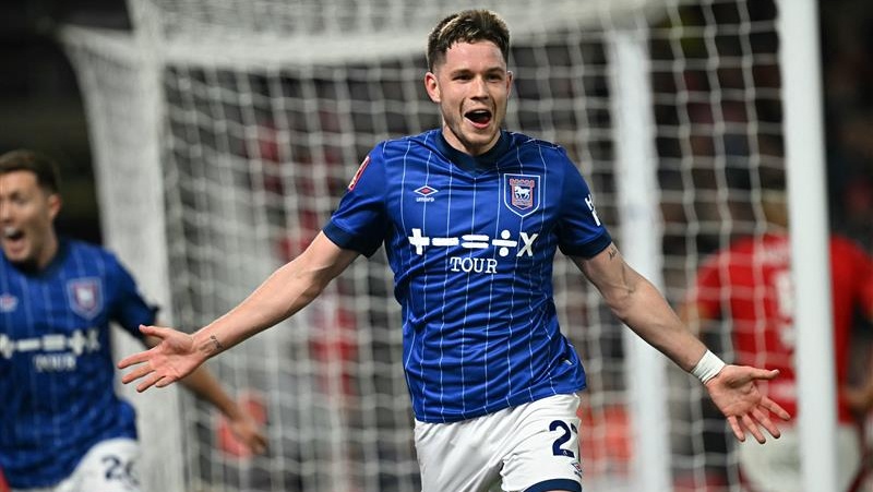 Ipswich Town striker George Hirst joins Scotland squad after international clearance received