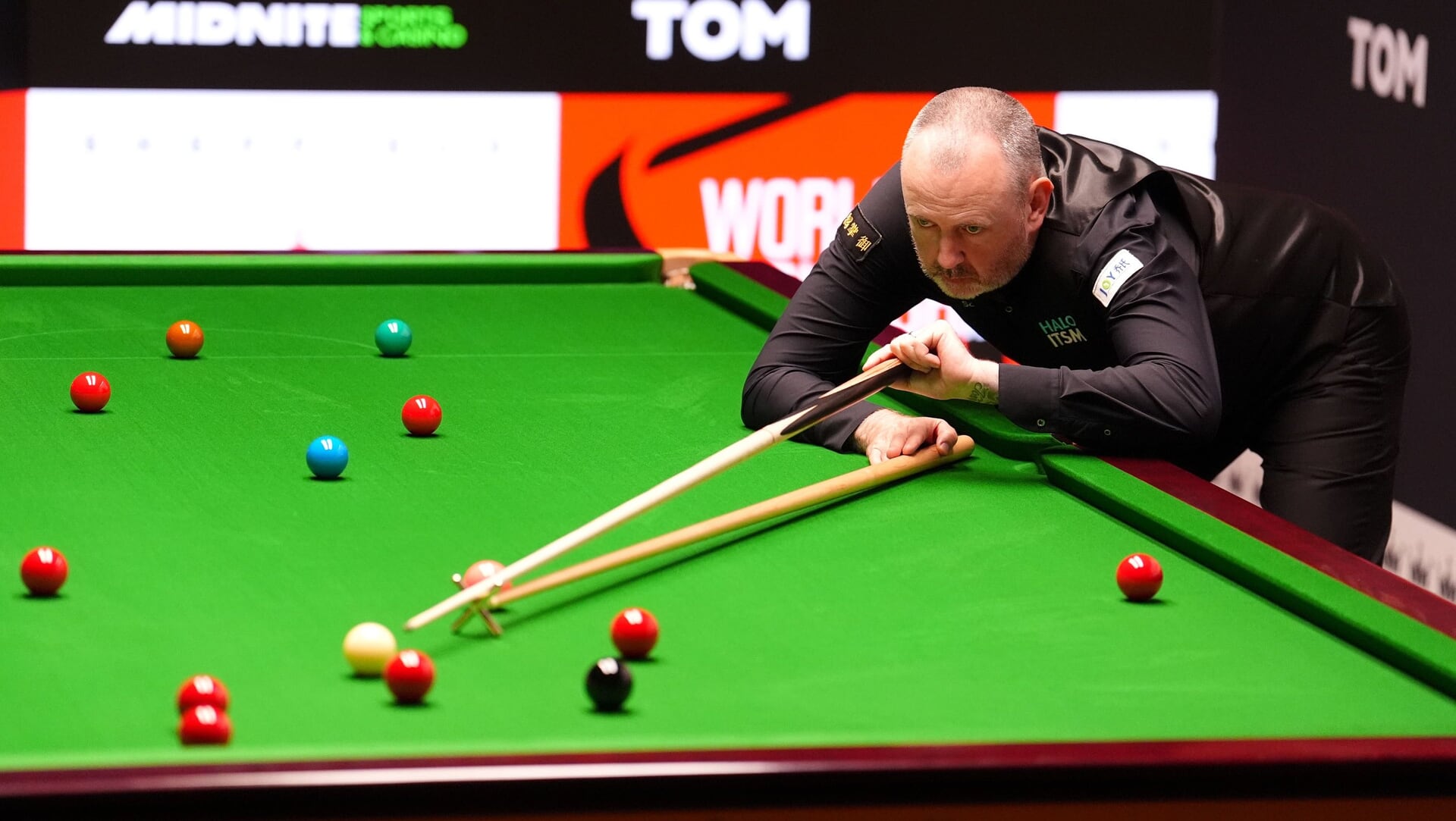 <em>Ronnie O’Sullivan holds a solid advantage going into the concluding evening session (Martin Rickett/PA)</em>”/><cite class=cite>PA Media</cite></div><figcaption aria-hidden=true><em>Ronnie O’Sullivan holds a solid advantage going into the concluding evening session (Martin Rickett/PA)</em> <cite class=hidden>PA Media</cite></figcaption></figure><p>Ronnie O’Sullivan held off a fightback from Si Jiahui to lead 10-6 heading into Wednesday night’s final session.</p><p>O’Sullivan extended his overnight advantage to 7-2 when he took the opening frame of the morning, capitalising after Si had missed a straightforward pink off the spot.</p><p>Si, a semi-finalist on his Crucible debut two years ago, then crafted a break of 101 before a fluked cannon red into the bottom corner helped set O’Sullivan on his way to a run of 75 to take the 11th frame in one visit.</p><p>Si reduced the deficit again heading into the mid-session interval, but O’Sullivan pinched the first frame back after his opponent missed a frame-ball red, getting a couple of snookers before clearing the colours.</p><p>Si rattled off consecutive half-centuries to get back to 9-6, but O’Sullivan capitalised on another unforced error from Si when missing the brown to come from behind and take the final frame of the session with a 64 break.</p><p></p><div class=