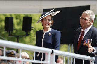 Kate breaks whisky against submarine-destroyer HMS Glasgow