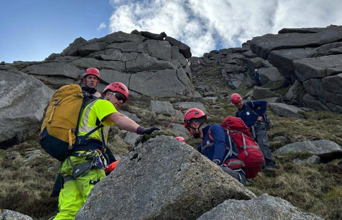 Walker rescued from mountain ridge after sustaining leg injury on Isle of Arran 