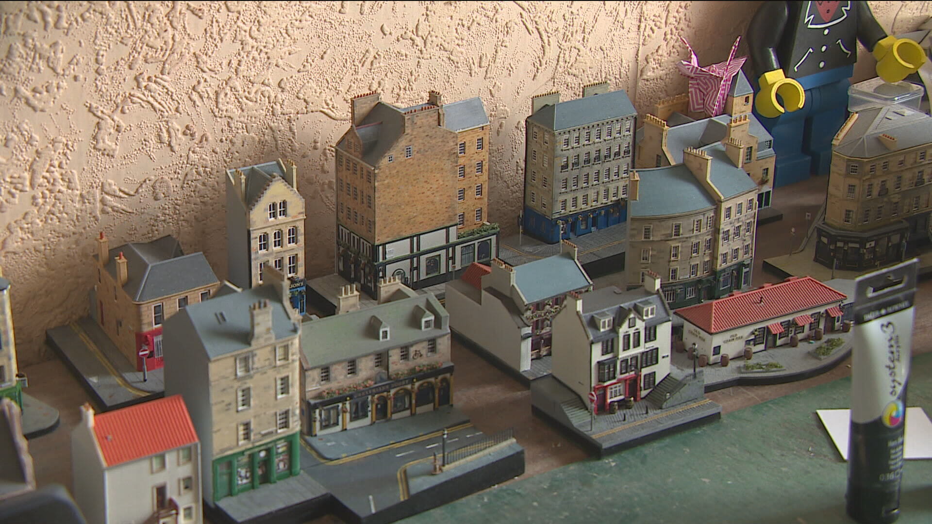 Artist creates miniature replicas of pubs