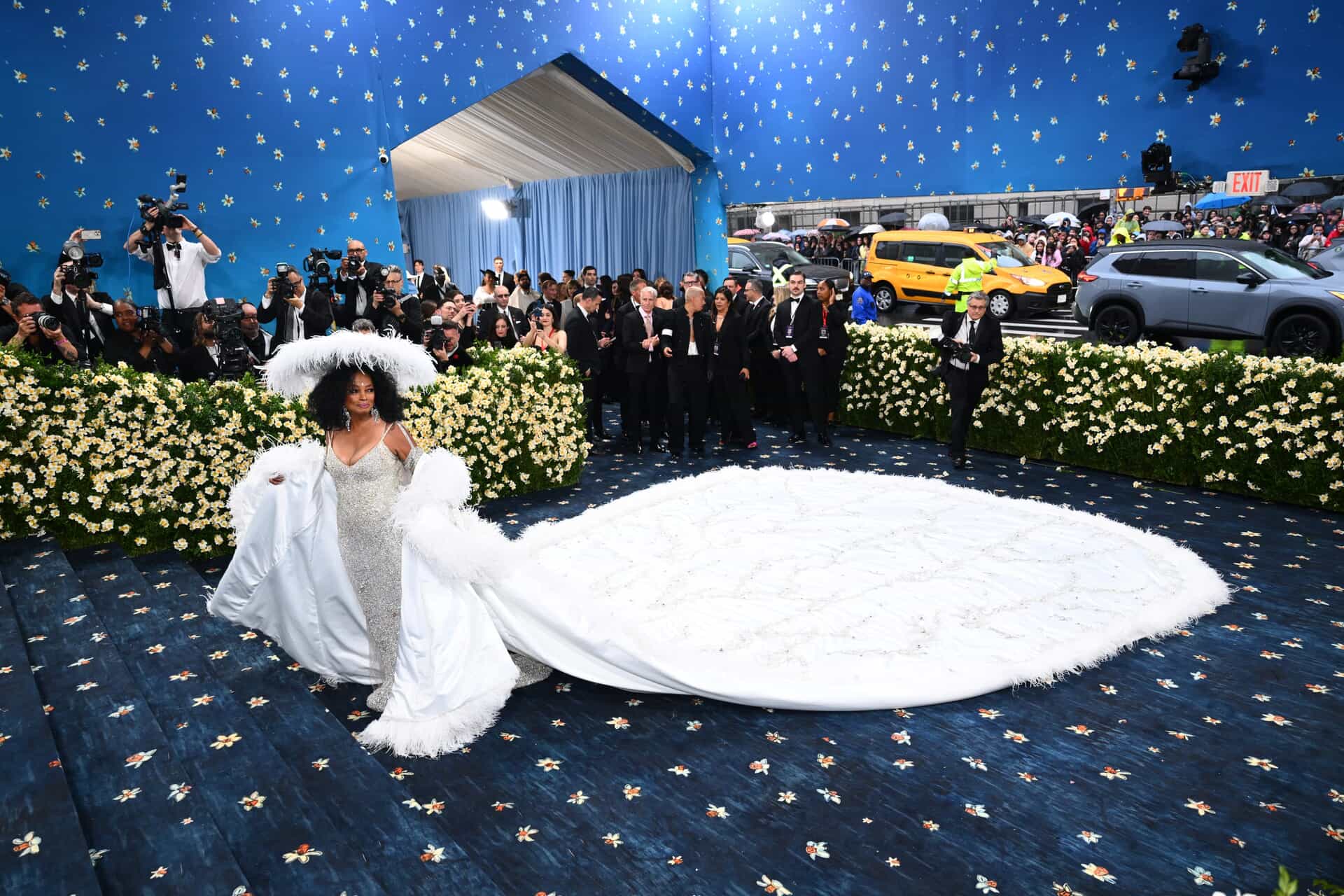 Diana Ross wows crowds at the 2025 Met Gala.