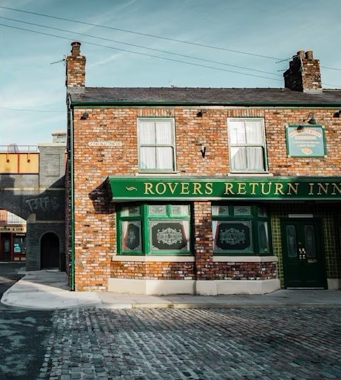 The characters of Coronation Street will meet those of Emmerdale in a new crossover episode