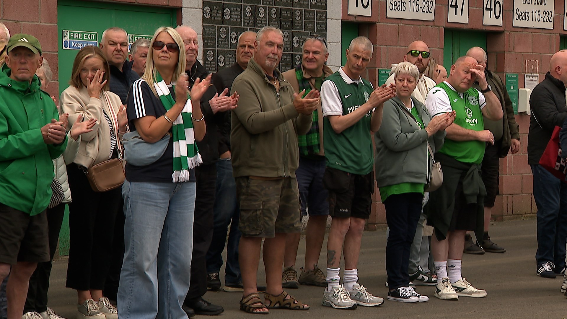 Fans paid tribute to Sir Tom Farmer as his hearse drove past Hibs stadium.