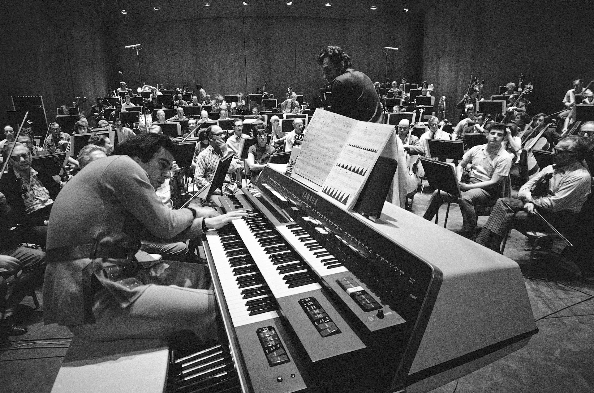 Lalo Schifrin rehearsing with the Los Angeles Philharmonic for the premiere of his work Pulsations in 1971 (George Brich/AP).