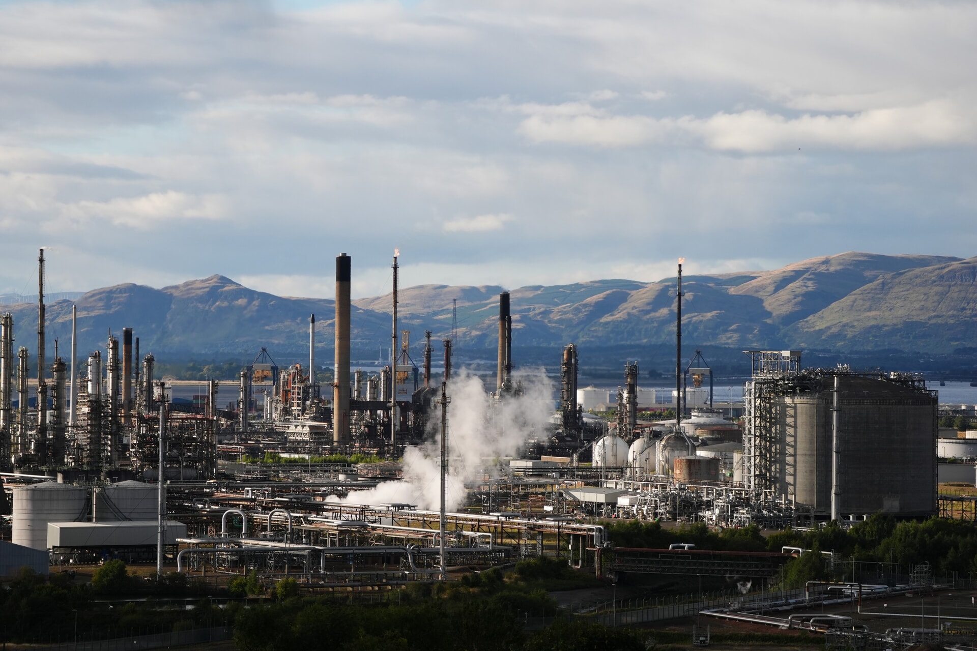 The recent closure of the Grangemouth oil refinery led to 400 jobs losses