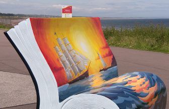 Book Bench Trail : 79 sculptures tell cancer stories