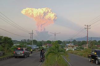 Alert raised to highest level as Mount Lewotobi Laki Laki volcano erupts in Indonesia