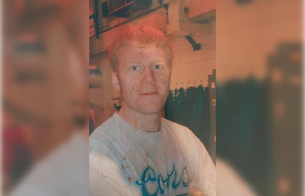 Alan Niven is described as around 5'8 tall, of a slim build, and with short red/auburn hair.