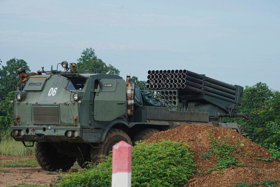 Thousands flee as fighting between Thailand and Cambodia continues