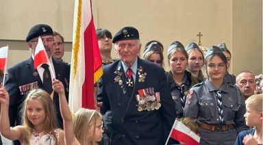 Polish army veteran, 102, attends mass during Edinburgh visit