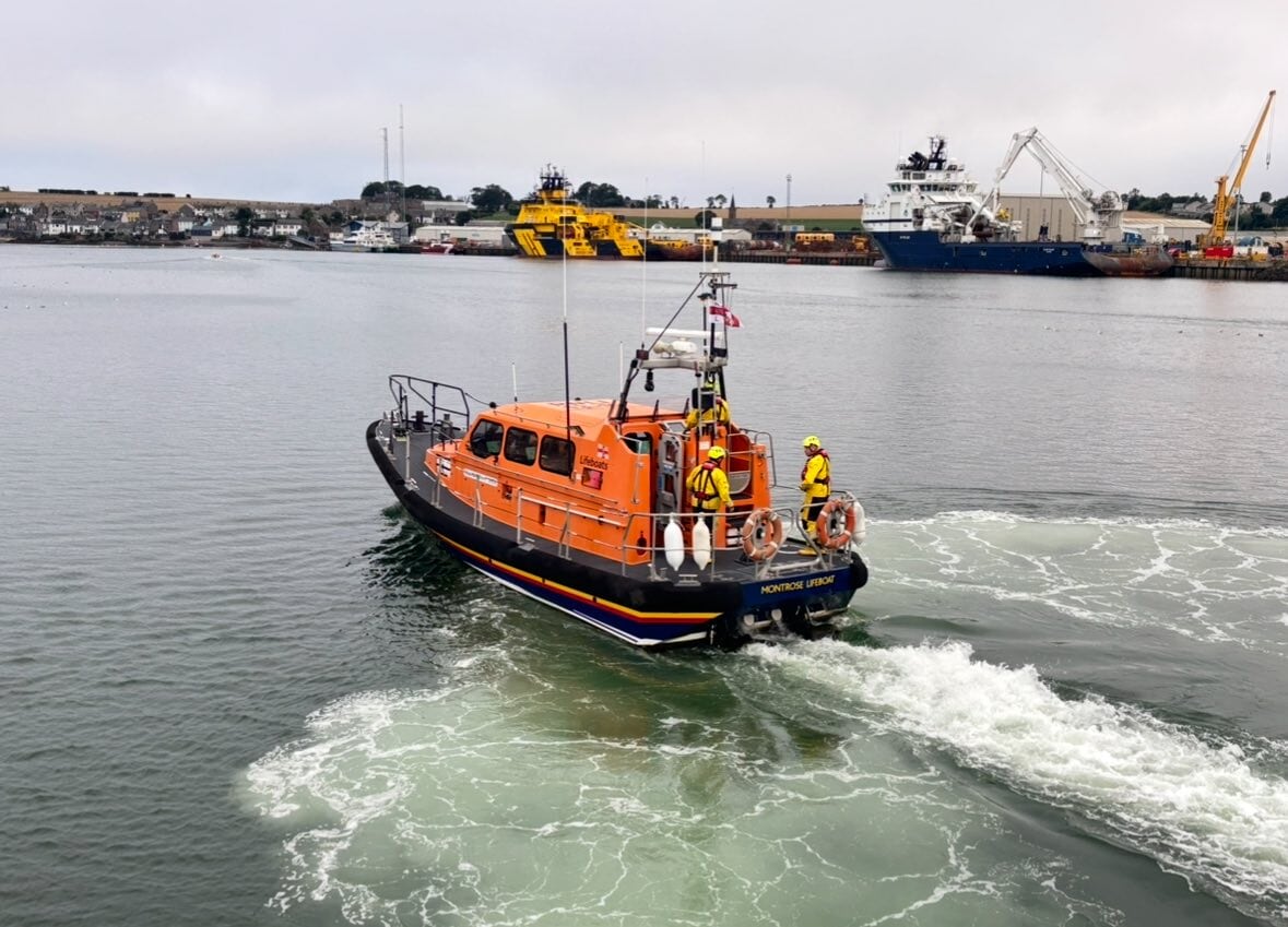 The all weather lifeboat ‘Ian Grant Smith’ and inshore lifeboat ‘Margaret Olive’ were dispatched to the scene.