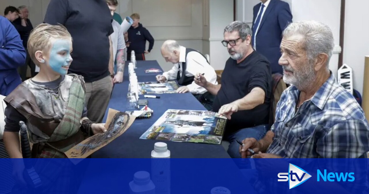 Mel Gibson poses for selfies with fans to mark 30 years of Braveheart film