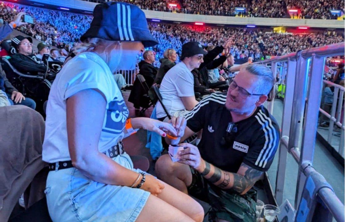 Oasis fan proposes to stunned girlfriend during Murrayfield show