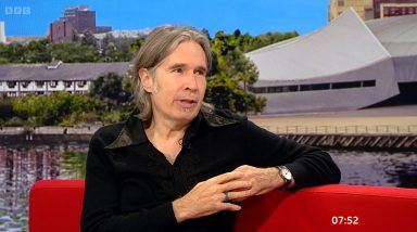 Del Amitri singer Justin Currie says Parkinson’s disease symptoms makes guitar playing ‘very hard’