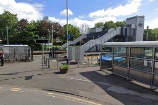 Man attacked after confronting stranger for urinating on train platform