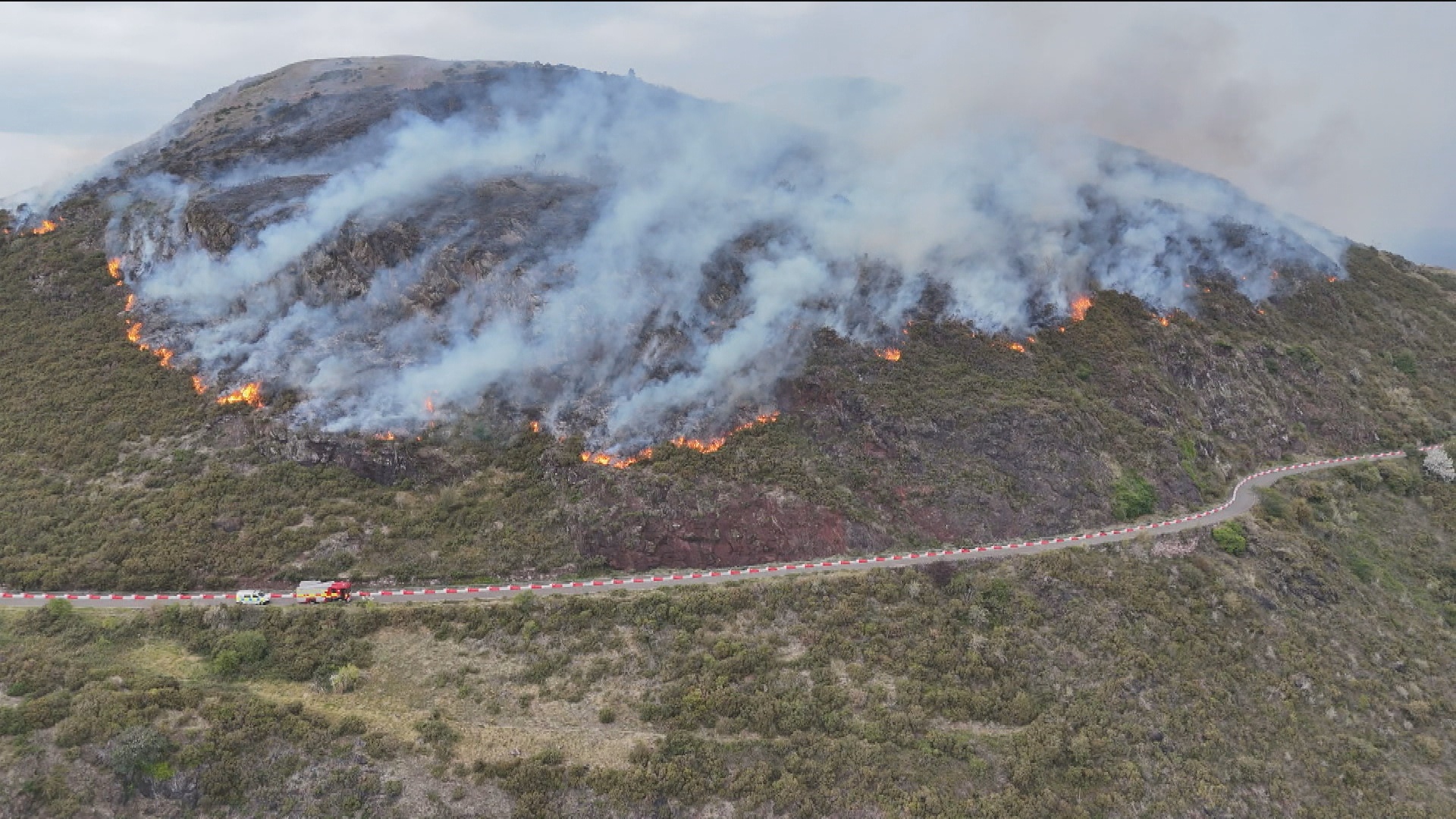 Fire crews remain on Arthur's Seat after wildfire breaks out