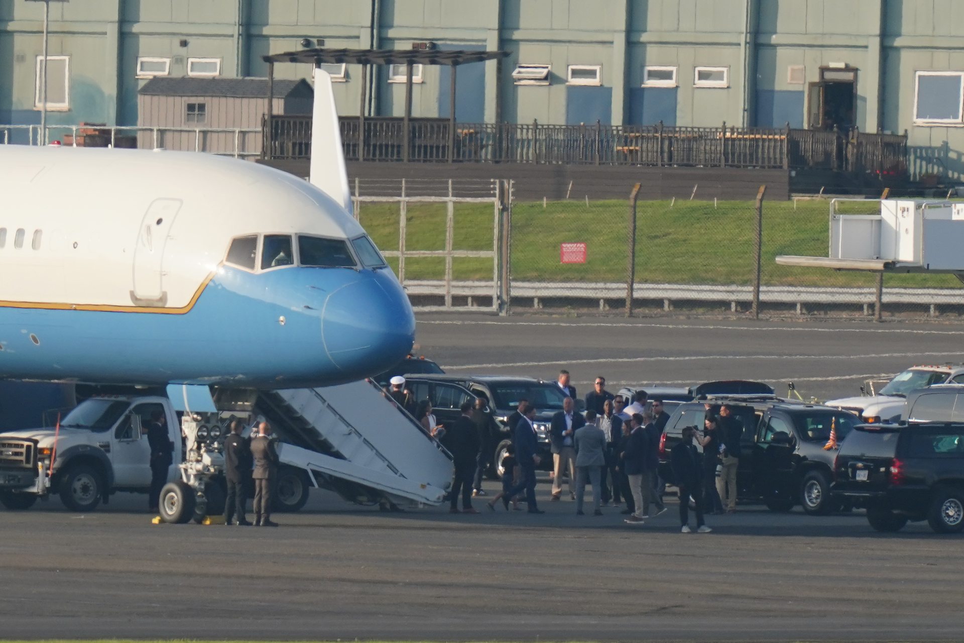 US vice president JD Vance disembarked from an official US plane at Prestwick Airport earlier in the evening (Jane Barlow/PA).