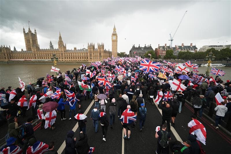 Police ‘assaulted’ as thousands of Tommy Robinson protesters descend on London