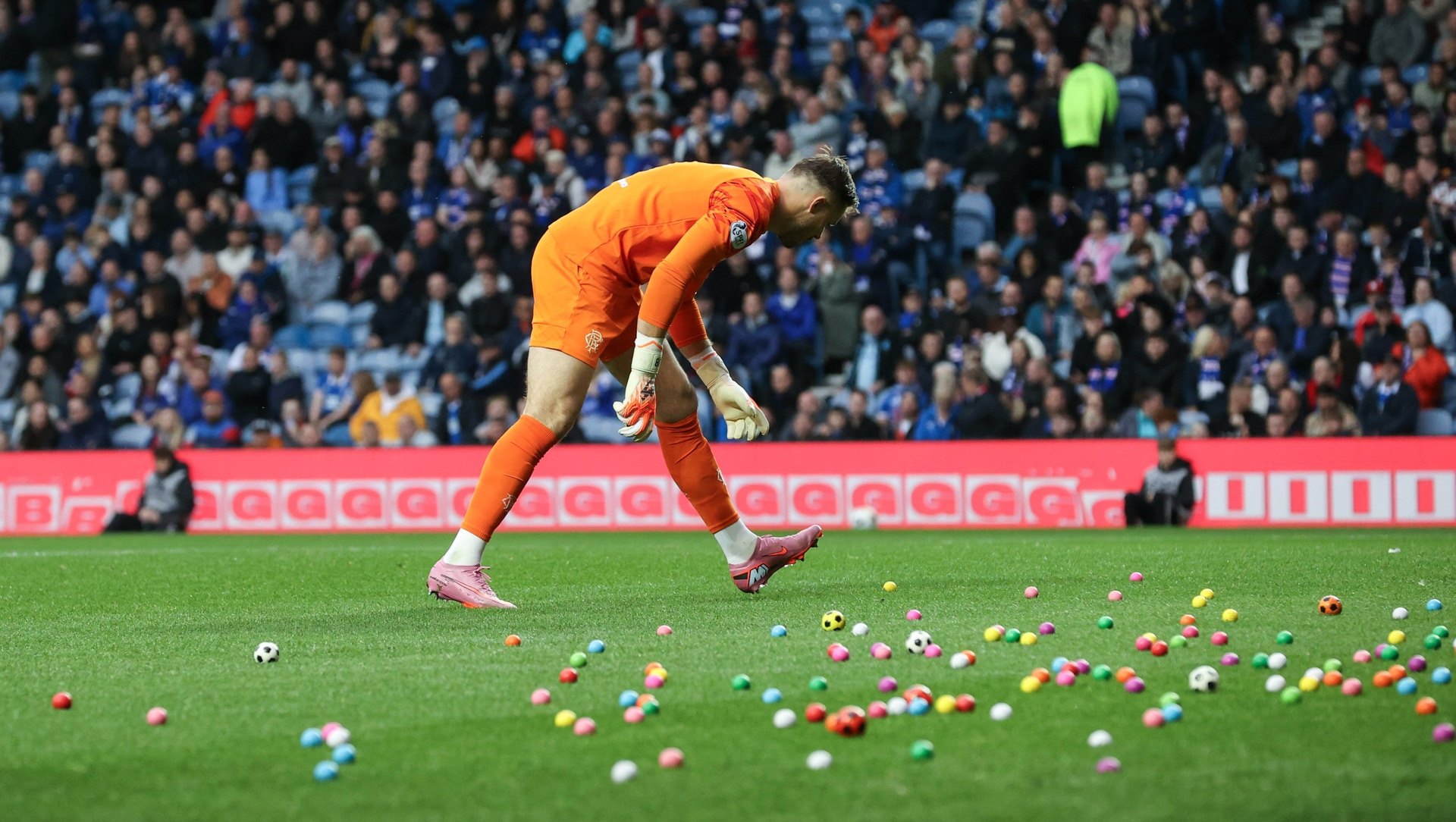 GLASGOW, SCOTLAND - SEPTEMBER 20: Rangers' Jack Butland helps clear the pitch as fans throw balls onto the pitch in protest against manager Russell Martin and chief executive Patrick Stewart during a Premier Sports Cup Quarter-Final match between Rangers and Hibernian at Ibrox Stadium, on September 20, 2025, in Glasgow, Scotland. (Photo by Alan Harvey / SNS Group)