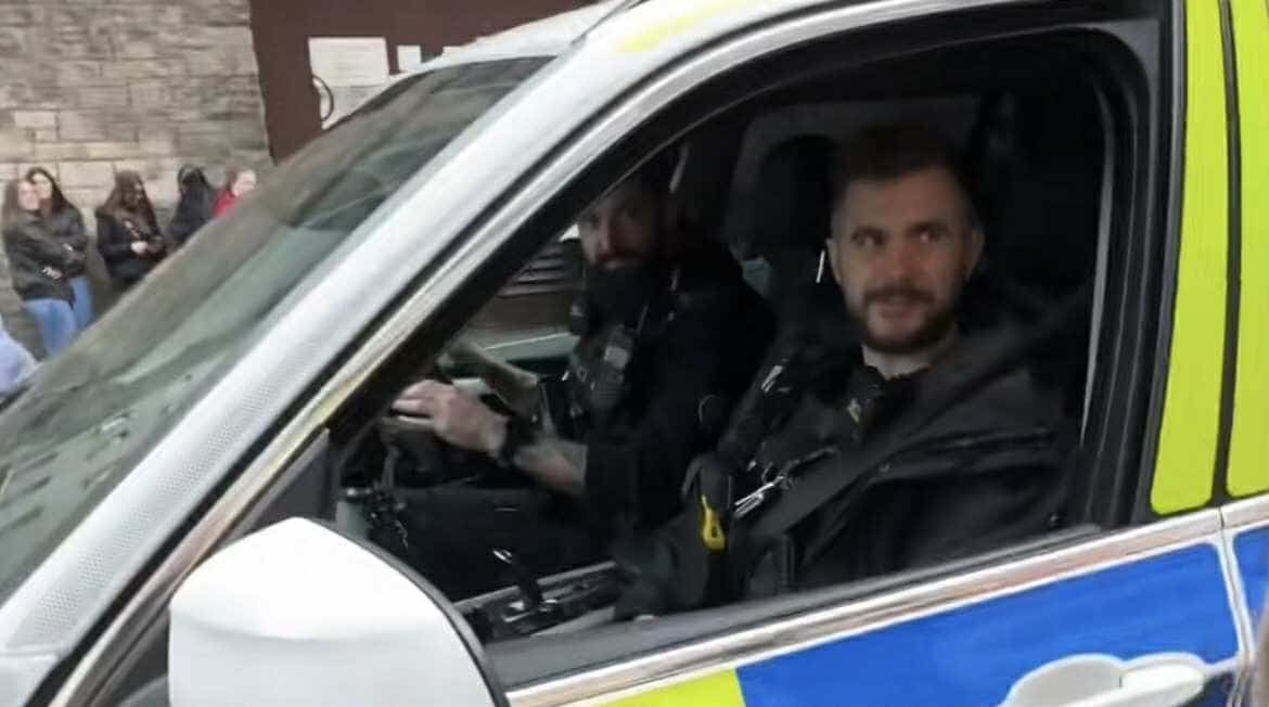 Officers stop Tallia Storm for a picture in Edinburgh (TikTok/TalliaStorm)