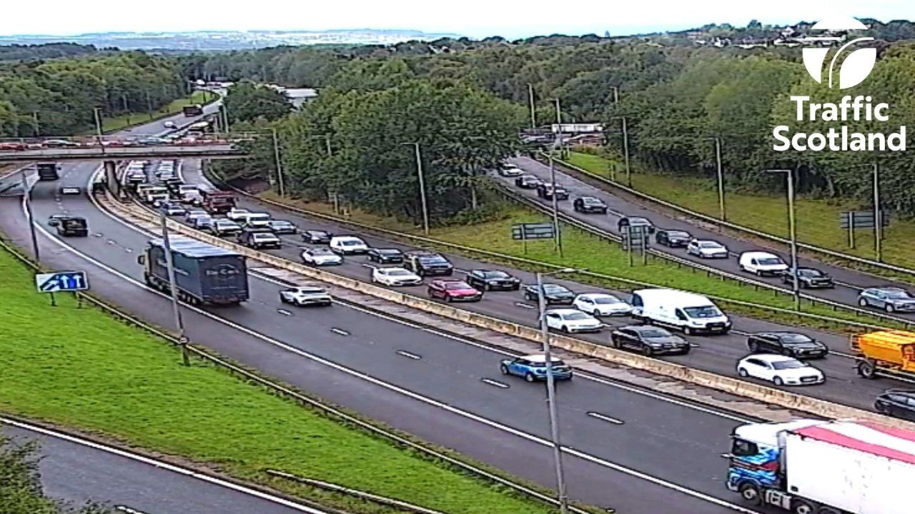 M77 blocked at rush hour due to crash as drivers face half an hour delays