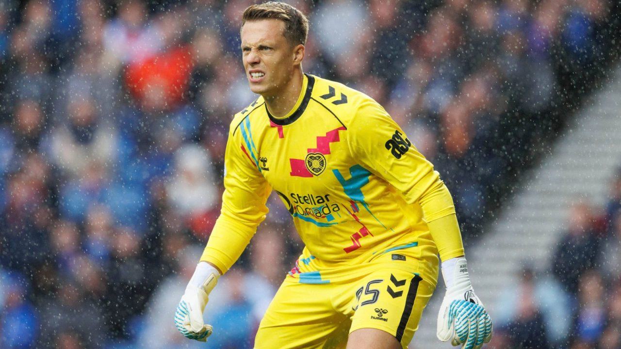 Hearts stopper Alexander Schwolow relishing goalkeeping competition at Tynecastle