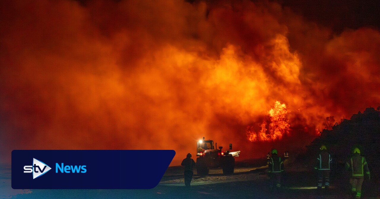 Waldbrand bricht in der Nähe des Flusses Lossie in Moray aus; ...