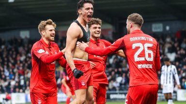 Marko Lazetic snatches last-gasp victory for Aberdeen against 10-man St Mirren