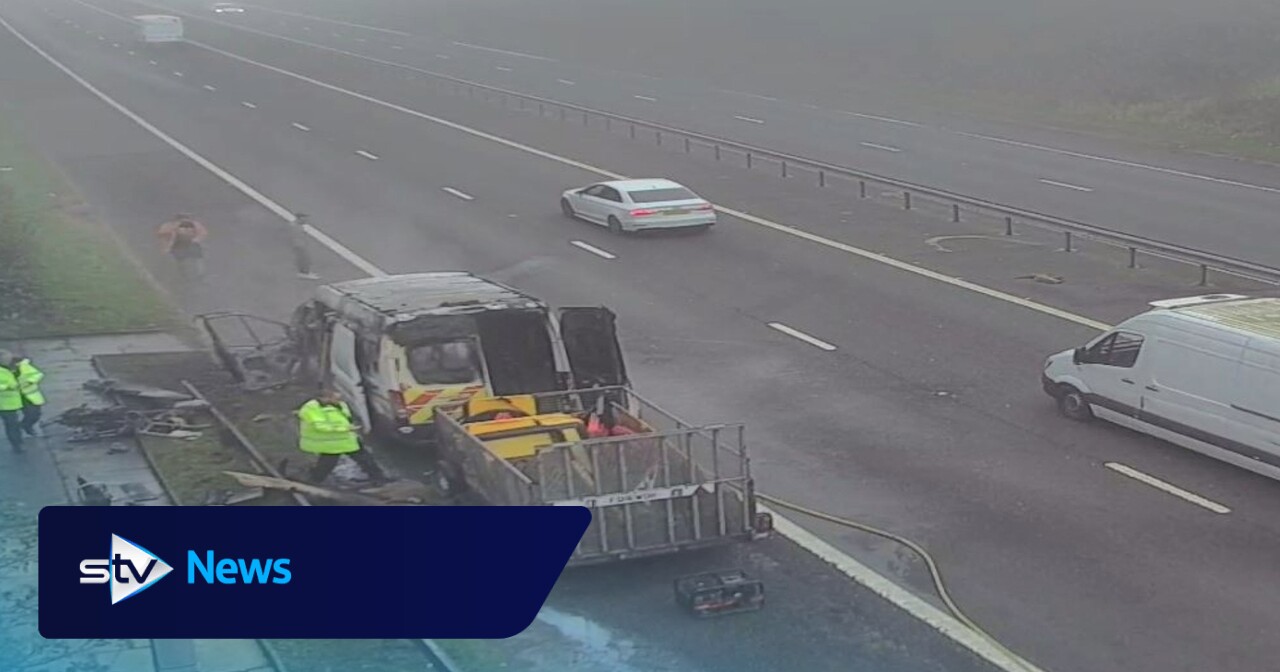Störung auf der M8, nachdem ein Lieferwagen in Flammen aufgeht und Fahrer ...