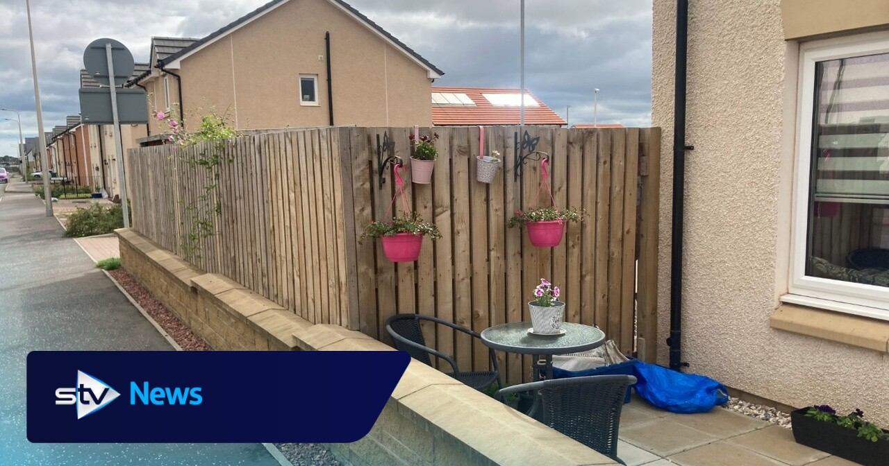 Councillors back call for ‘tasteful’ garden fence to be torn down