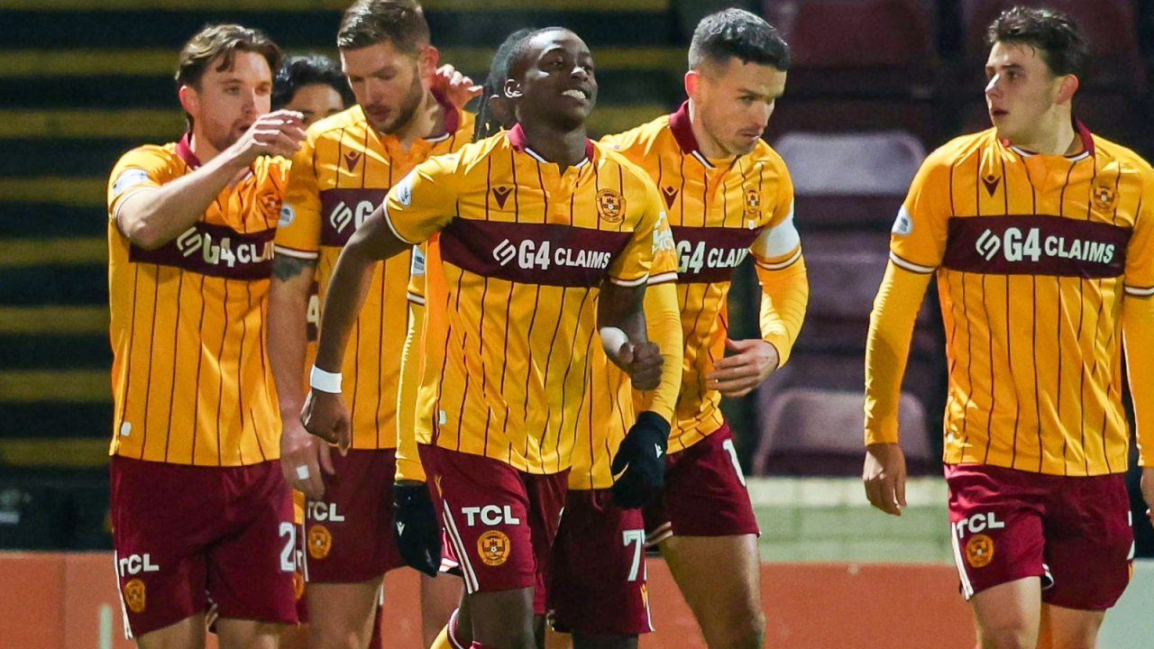 Tawanda Maswanhise scores again to help Motherwell past ten-man Hibernian