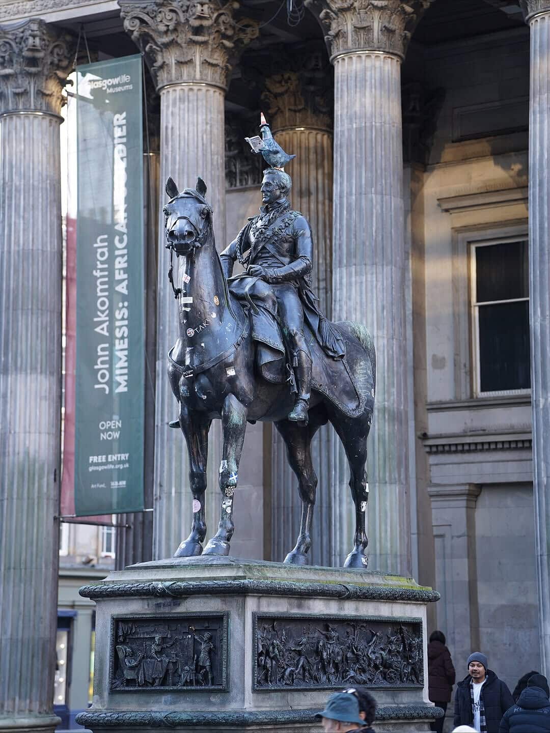 A new installation has appeared on the Duke of Wellington statue in Glasgow